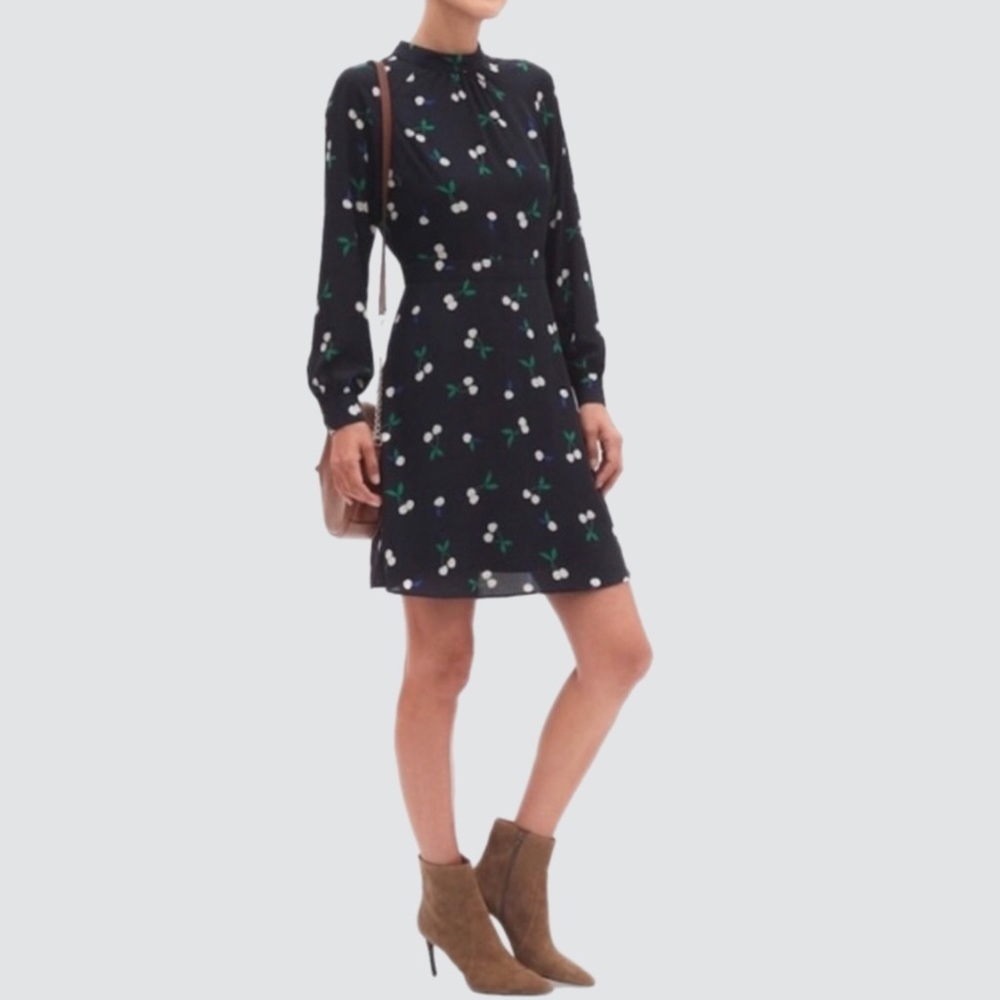 💰2 for $30!! Bundle and Save 💰
[Banana Republic] Cherry Print Dress - Size 2
